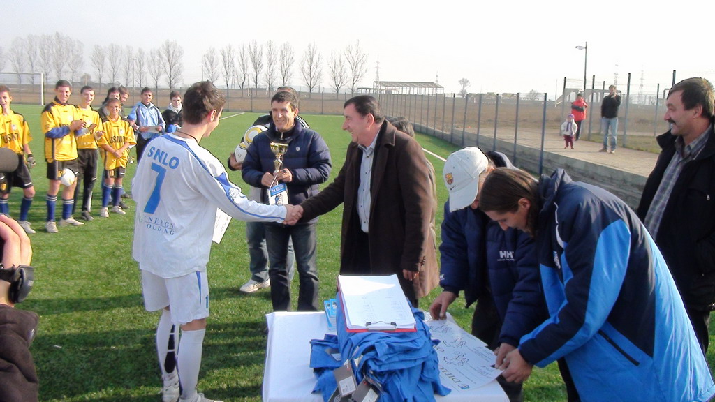 Terenul sintetic a fost inaugurat cu un turneu de fotbal